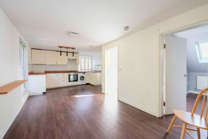 2 Bedroom Flat To Rent In Roehampton Vale, Putney, London, SW15