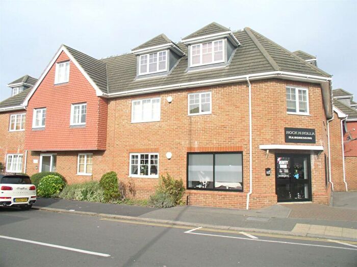 2 Bedroom Flat To Rent In Montpellier Court, Russell Road, Walton On Thames, KT12