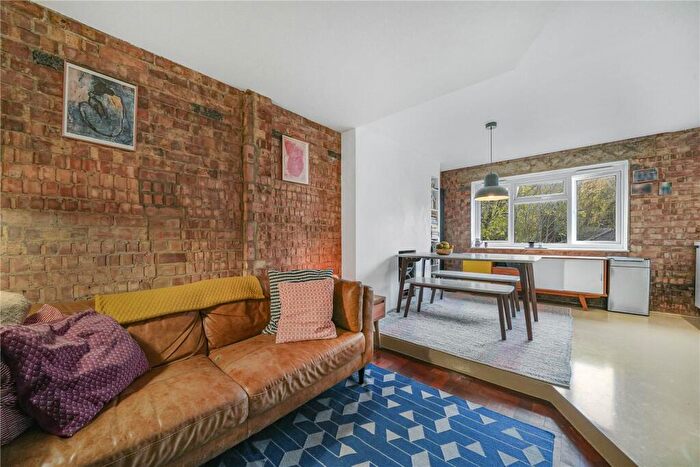 2 Bedroom Apartment To Rent In Summersby Road, N6
