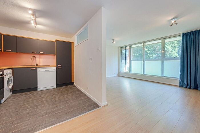 2 Bedroom Flat To Rent In Norman Court, Nether Street, N3