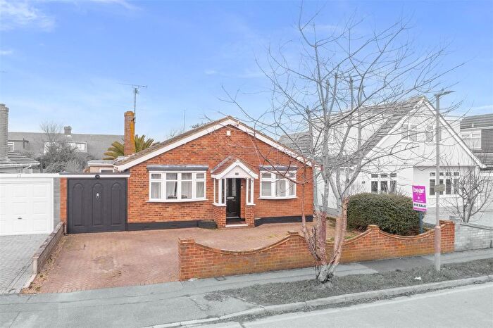 3 Bedroom Detached Bungalow For Sale In Meadway, Canvey Island, SS8