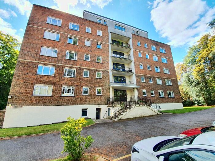 3 Bedroom Flat To Rent In Park Court, Redhill, Surrey, RH1