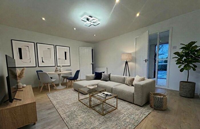 2 Bedroom Flat To Rent In High Street, Dore, Sheffield, South Yorkshire, S17