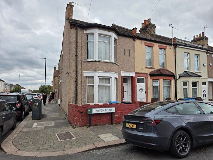 2 Bedroom Flat For Sale In Harton Road, Edmonton, London, N9