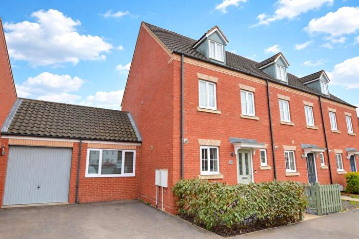 3 Bedroom End Of Terrace House For Sale In Sandown Drive, Bourne, PE10