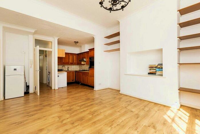 2 Bedroom Flat To Rent In Oval Road, Regents Park / Camden, NW1