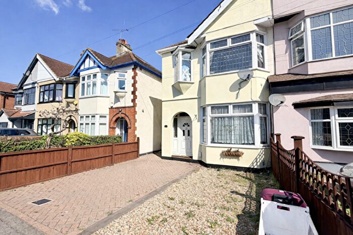 3 Bedroom House To Rent In Upminster Road South, Rainham, RM13