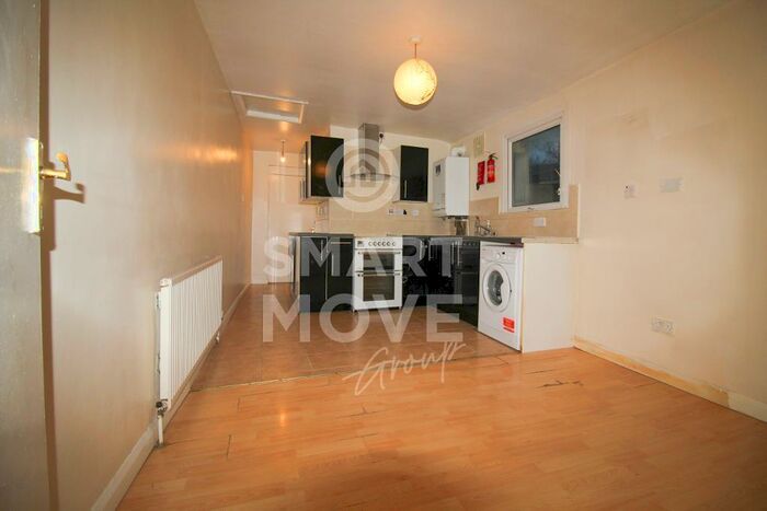 3 Bedroom Maisonette To Rent In Romford Road, Manor Park, E12