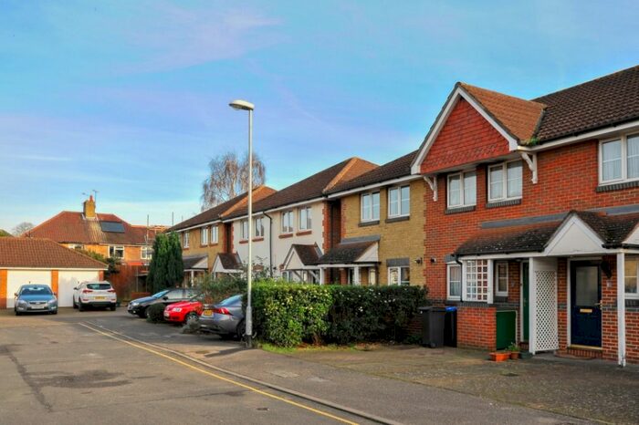 2 Bedroom Semi-Detached House To Rent In Hastings Drive, Kingston, KT6