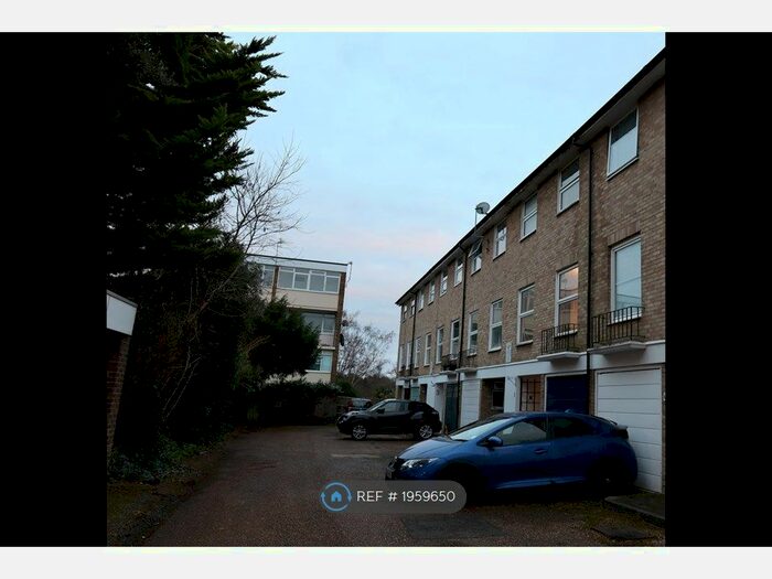 4 Bedroom Terraced House To Rent In Fairview Close, Woking, GU22