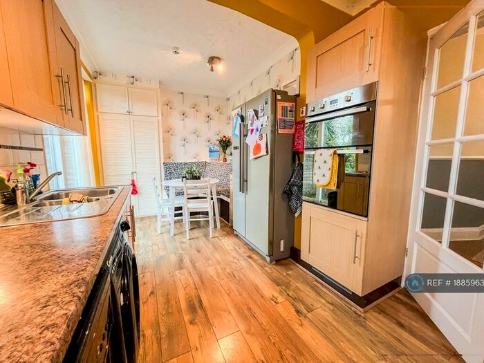 3 Bedroom Semi-Detached House To Rent In St. Hildas Road, Doncaster, DN4