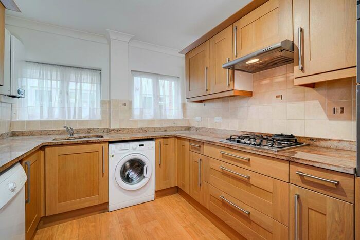 2 Bedroom Flat To Rent In Esher, KT10