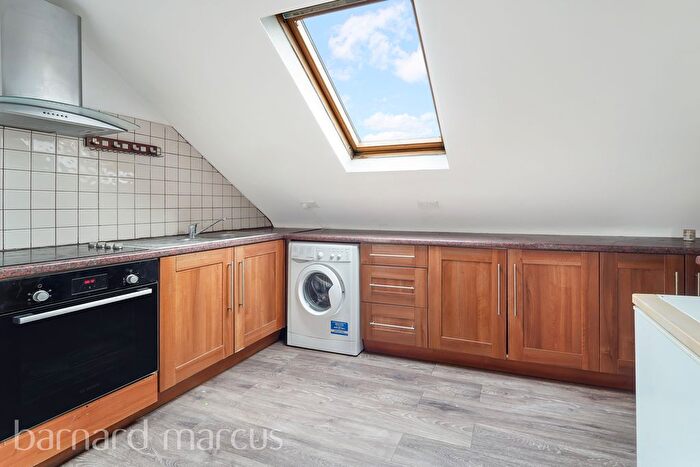 1 Bedroom Flat To Rent In Chiltern Drive, Berrylands, Surbiton, KT5