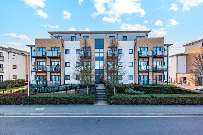 2 Bedroom Flat For Sale In Cottons Approach, Romford, RM7