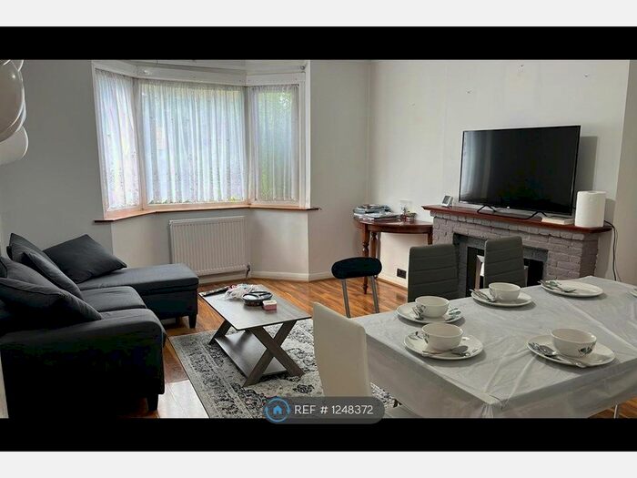 2 Bedroom Flat To Rent In The Fairway, London, NW7