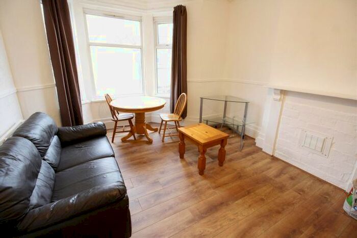 2 Bedroom Flat To Rent In Richmond Road, Cathays, Cardiff, CF24