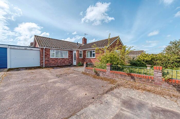 3 Bedroom Semi-Detached Bungalow For Sale In Hillcrest, Chedgrave, NR14