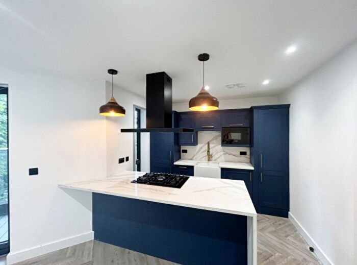 3 Bedroom Flat To Rent In Fairview Road, SW16