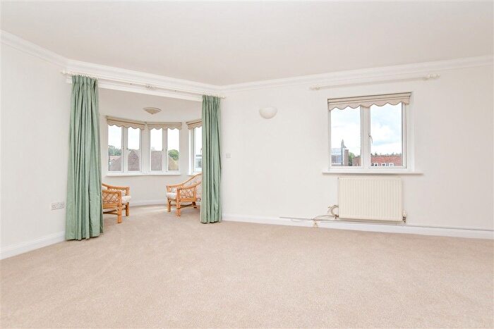 3 Bedroom Flat For Sale In Wingfield Court, Banstead, Surrey, SM7