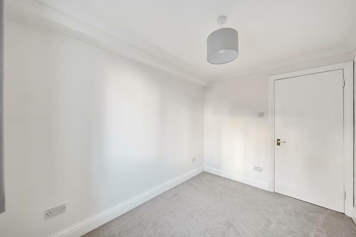 2 Bedroom Apartment To Rent In Station Road, Henley, RG9