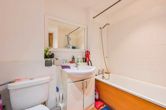 2 Bedroom Flat For Sale In High Road, Wood Green, London, N22