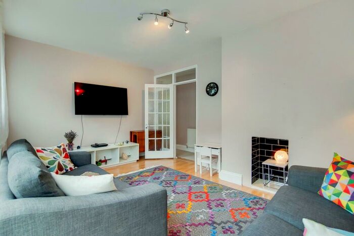 2 Bedroom Apartment To Rent In Somerford Grove, London, N16