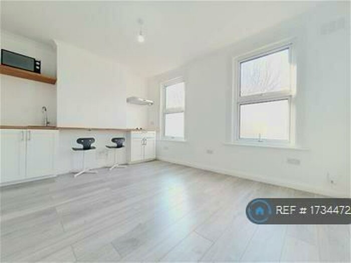 Studio To Rent In Clacton Rd, London, E17