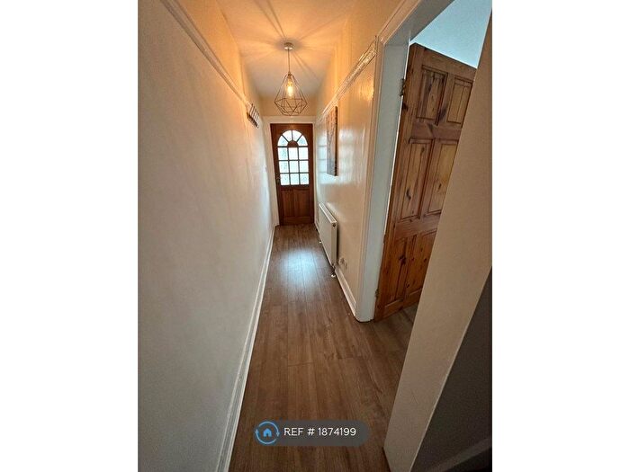4 Bedroom Semi-Detached House To Rent In Cross Flatts Grove, Leeds, LS11