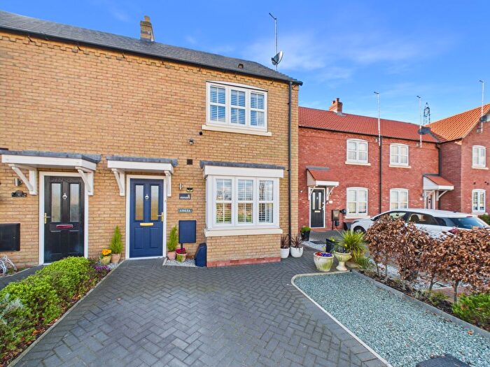 3 Bedroom Semi Detached House For Sale In Otterburn Park, Kingswood, Hull, HU7