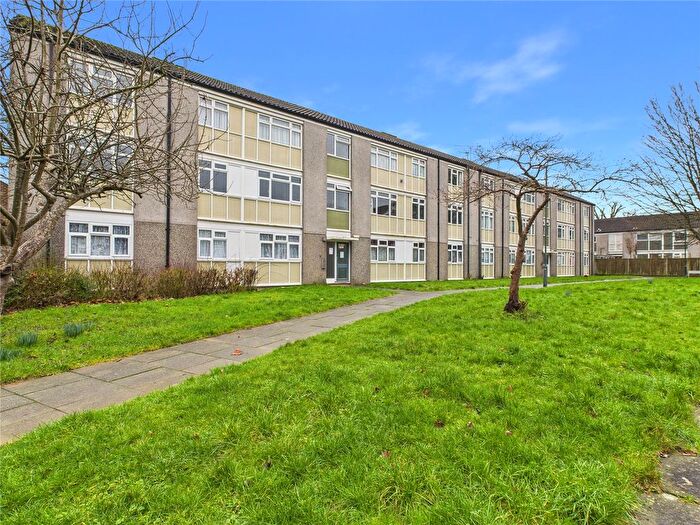 2 Bedroom Flat To Rent In Hawkhurst Walk, Crawley, West Sussex, RH10