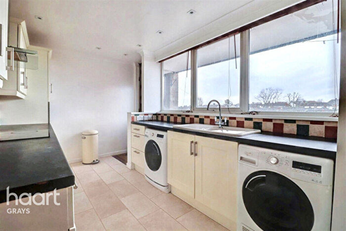 2 Bedroom Flat To Rent In Dell Road, Grays, RM17