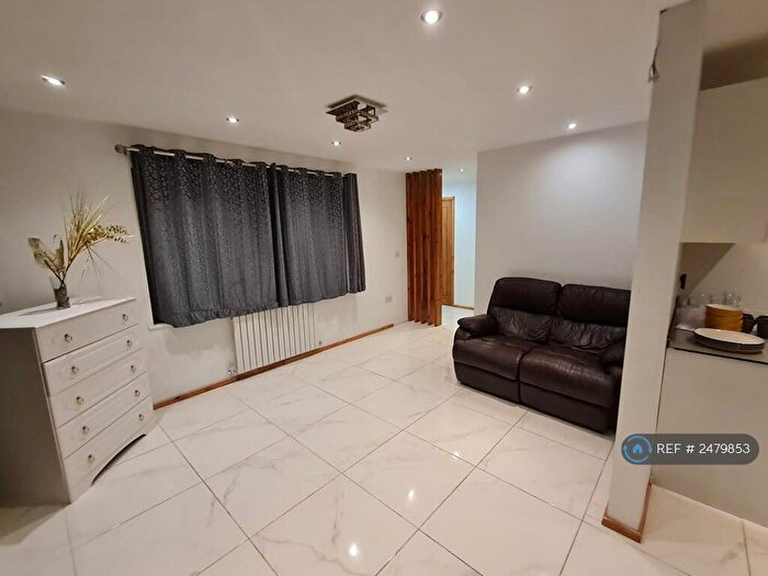 3 Bedroom Detached House To Rent In Graylands Road, Nottingham, NG8