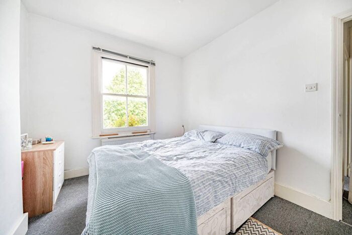 2 Bedroom Flat To Rent In Mill Hill Road, South Acton, London, W3