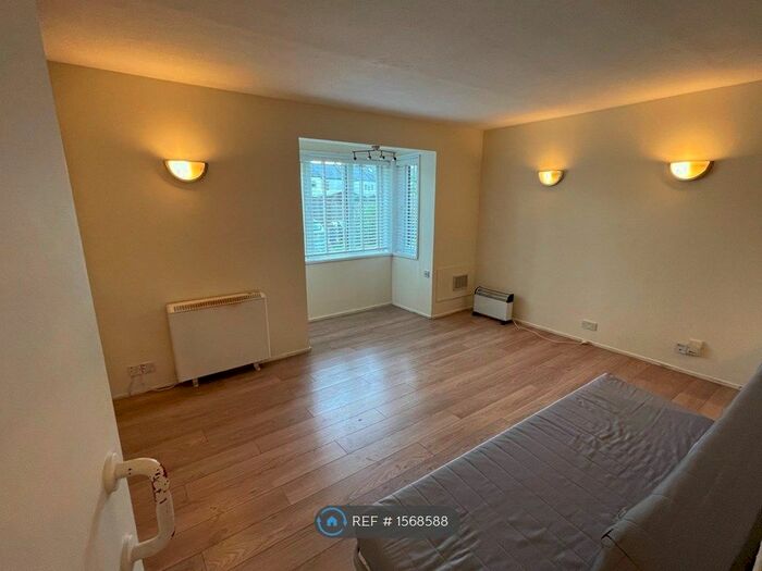 Studio To Rent In Weavers Close, Isleworth, TW7