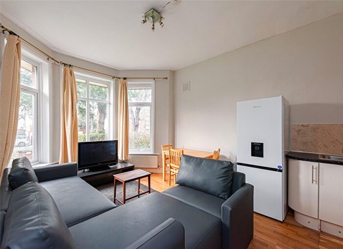 2 Bedroom Flat To Rent In Aldrington Road, Tooting Common, London, SW16