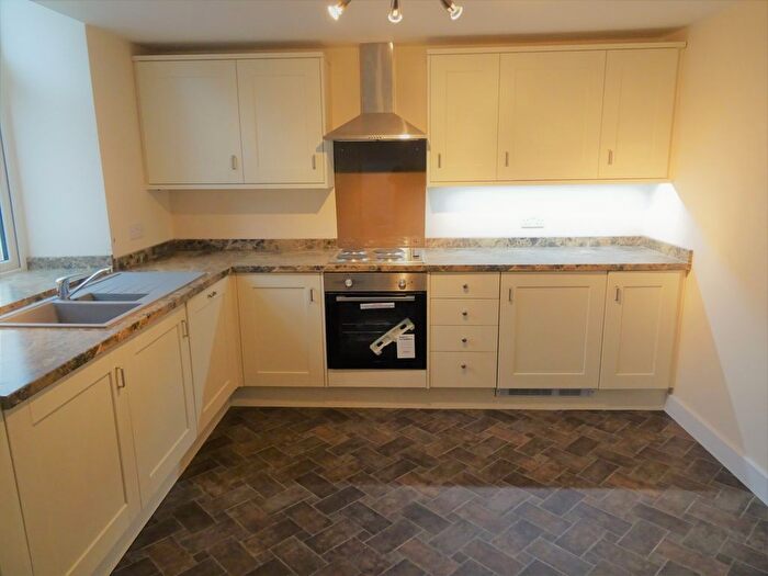 2 Bedroom Flat To Rent In Wakefield Road, Chickenley, Dewsbury, WF12
