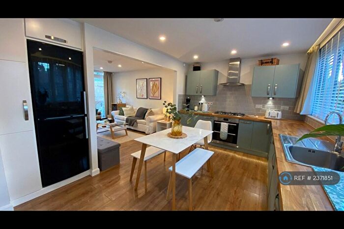 2 Bedroom Flat To Rent In Chilton Grove, London, SE8