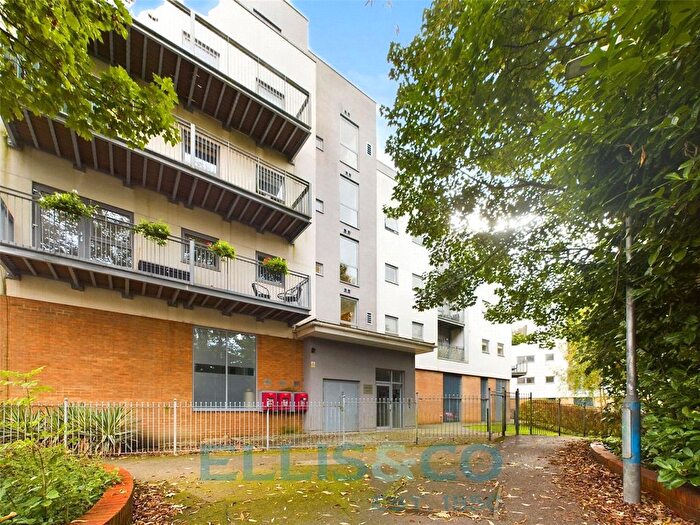 1 Bedroom Flat For Sale In Sovereign Way, Tonbridge, Kent, TN9