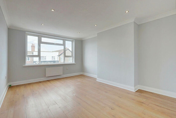 2 Bedroom Flat For Sale In London Road, Hadleigh, SS7