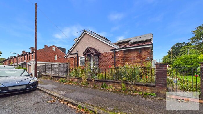 3 Bedroom Semi-detached Bungalow For Sale In Milner Avenue, Bury, BL9