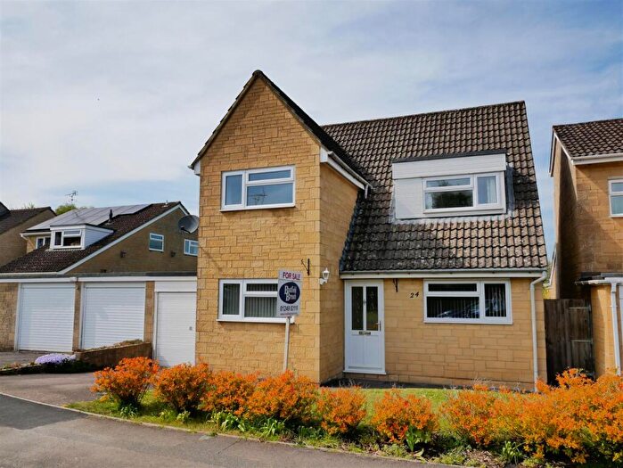 3 Bedroom Detached House For Sale In Redhill Close, Derry Hill, SN11