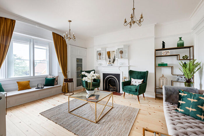 3 Bedroom Apartment For Sale In Oakley Gardens, Merstham, Redhill, RH1