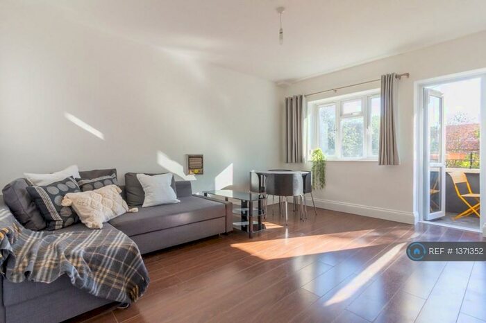 1 Bedroom Flat To Rent In Lochinvar Street, London, SW12