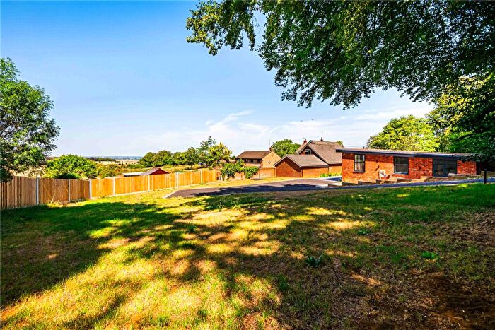 3 Bedroom Bungalow For Sale In Dagnall Road, Whipsnade, Central Bedfordshire, LU6
