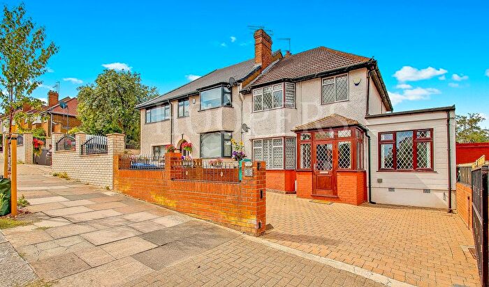 4 Bedroom Semi-detached House For Sale In Brook Road, London, NW2