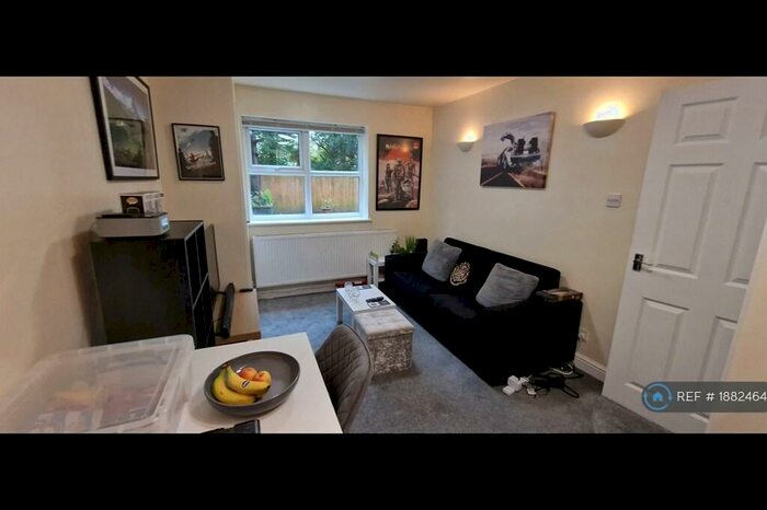 2 Bedroom Flat To Rent In Commercial Road, Leeds, LS5