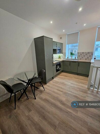 2 Bedroom Flat To Rent In Arcot Street, Penarth, CF64