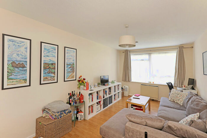 2 Bedroom Flat To Rent In Weir Road, Balham, SW12