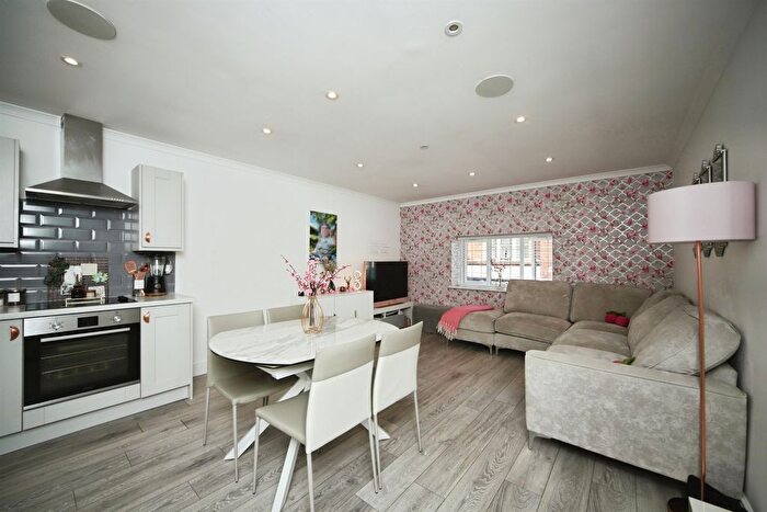 2 Bedroom Flat For Sale In Bridge Street, Taunton, TA1