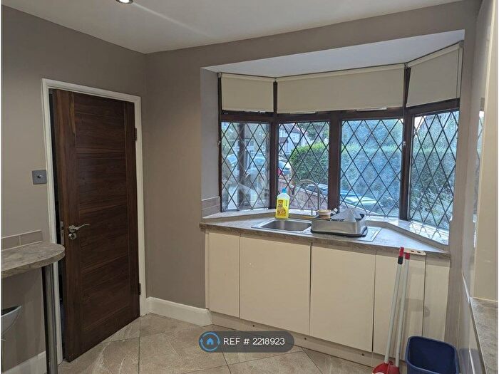 2 Bedroom Flat To Rent In Hood Avenue, London, N14